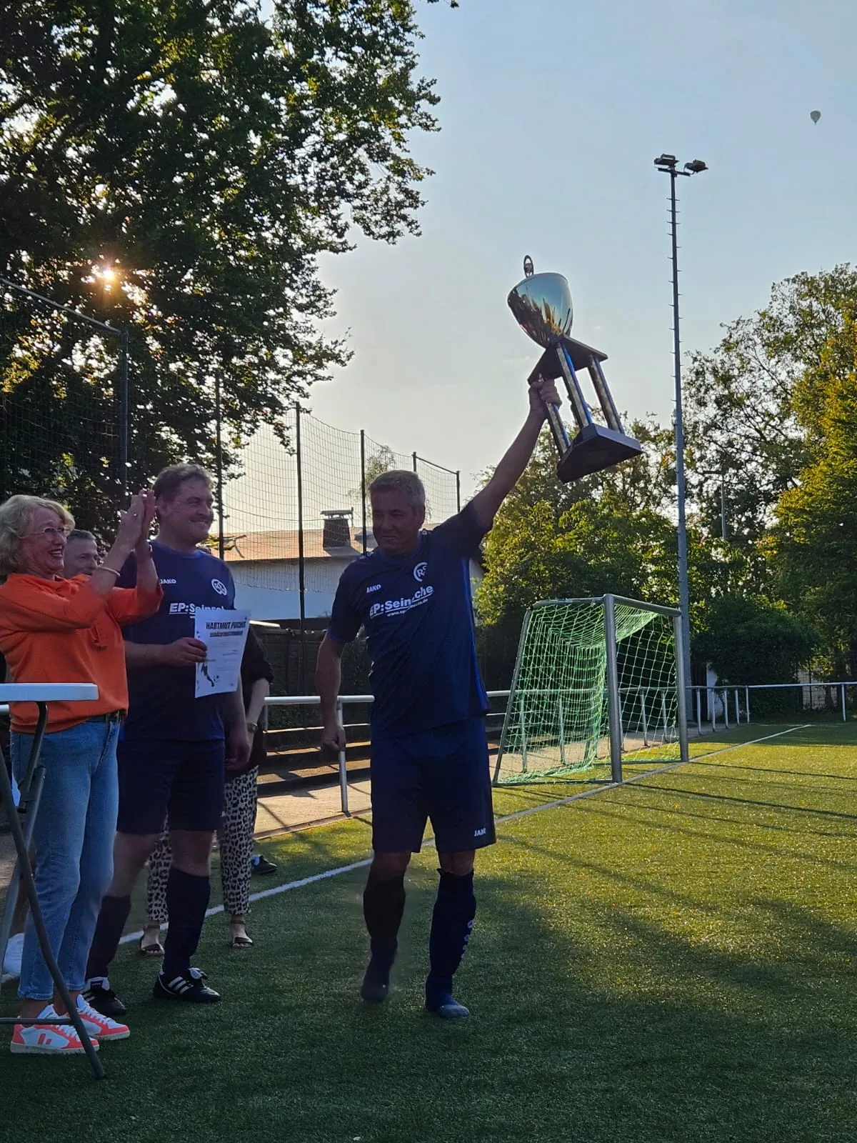 IMG-20240922-WA0008.jpg Loni mit Pokal