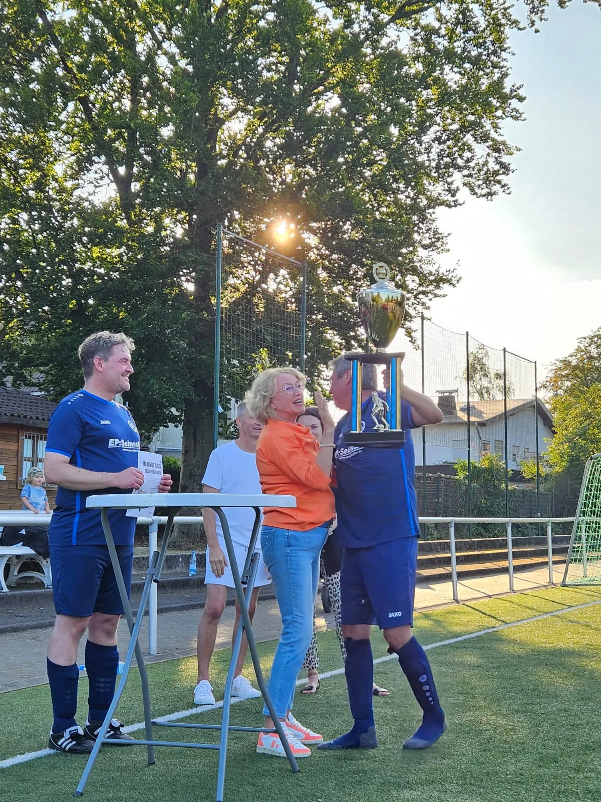 Preisverleihung.jpg Jutta Fuchs übergibt den Pokal